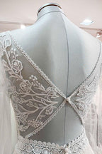 Langes A-Linien-Brautkleid mit Herzausschnitt, Tüll, Perlen und Spitzenapplikationen und Ärmeln