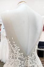 Vestido de novia largo de tul con escote en A y espalda abierta