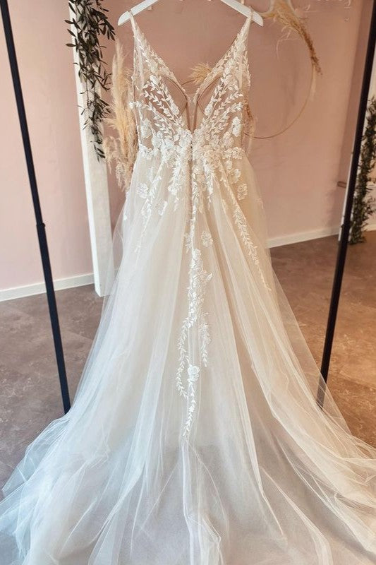 Vestido de novia largo de corte A con tul, apliques de encaje, tirantes finos, escote en V y espalda descubierta