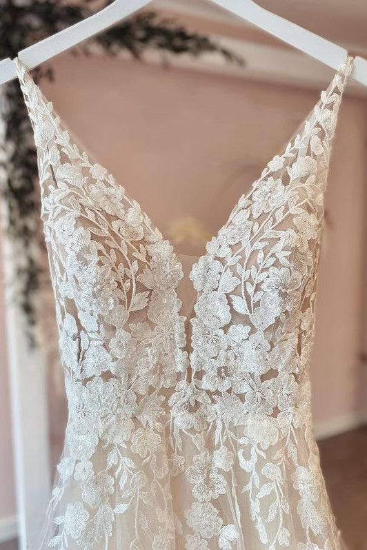Vestido de novia largo de corte A con tul, apliques de encaje, tirantes finos, escote en V y espalda descubierta