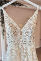 Vestido de novia largo de corte A con tul, apliques de encaje, tirantes finos, escote en V y espalda descubierta