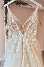 Vestido de novia largo de corte A con tul, apliques de encaje, tirantes finos, escote en V y espalda descubierta