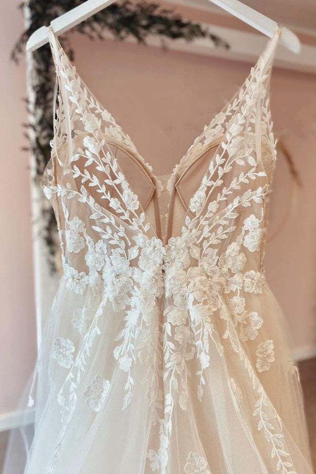 Vestido de novia largo de corte A con tul, apliques de encaje, tirantes finos, escote en V y espalda descubierta