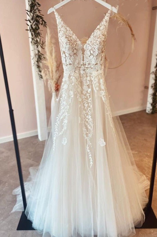 Vestido de novia largo de corte A con tul, apliques de encaje, tirantes finos, escote en V y espalda descubierta