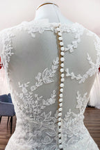 Langes A-Linien-Brautkleid mit Tüll und Spitzenapplikationen