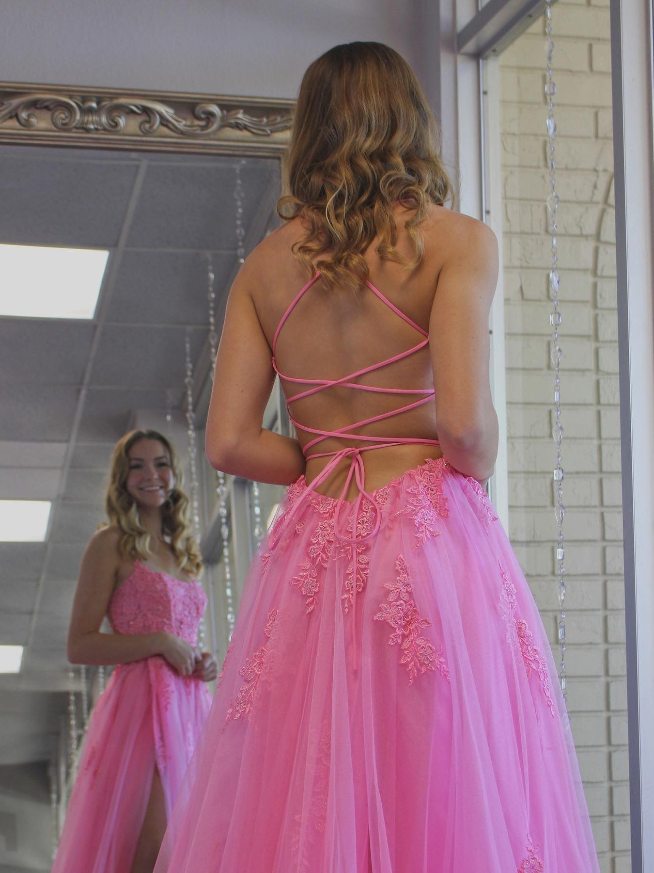 Langes rückenfreies A-Linien-Ballkleid aus Tüllspitze mit Schlitz in Rosa