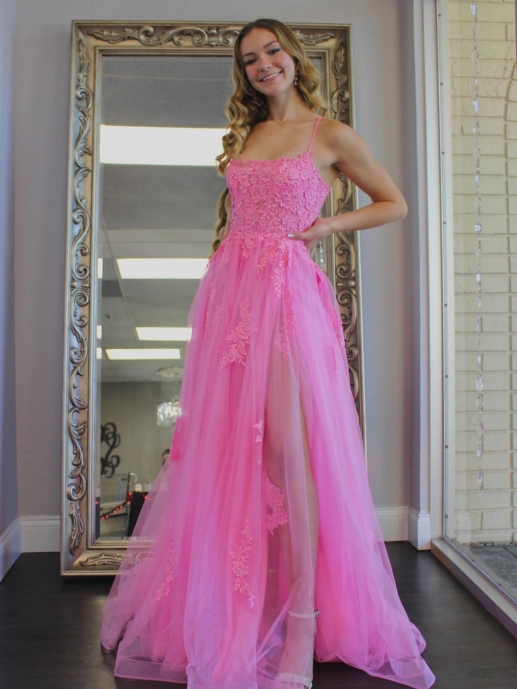 Langes rückenfreies A-Linien-Ballkleid aus Tüllspitze mit Schlitz in Rosa