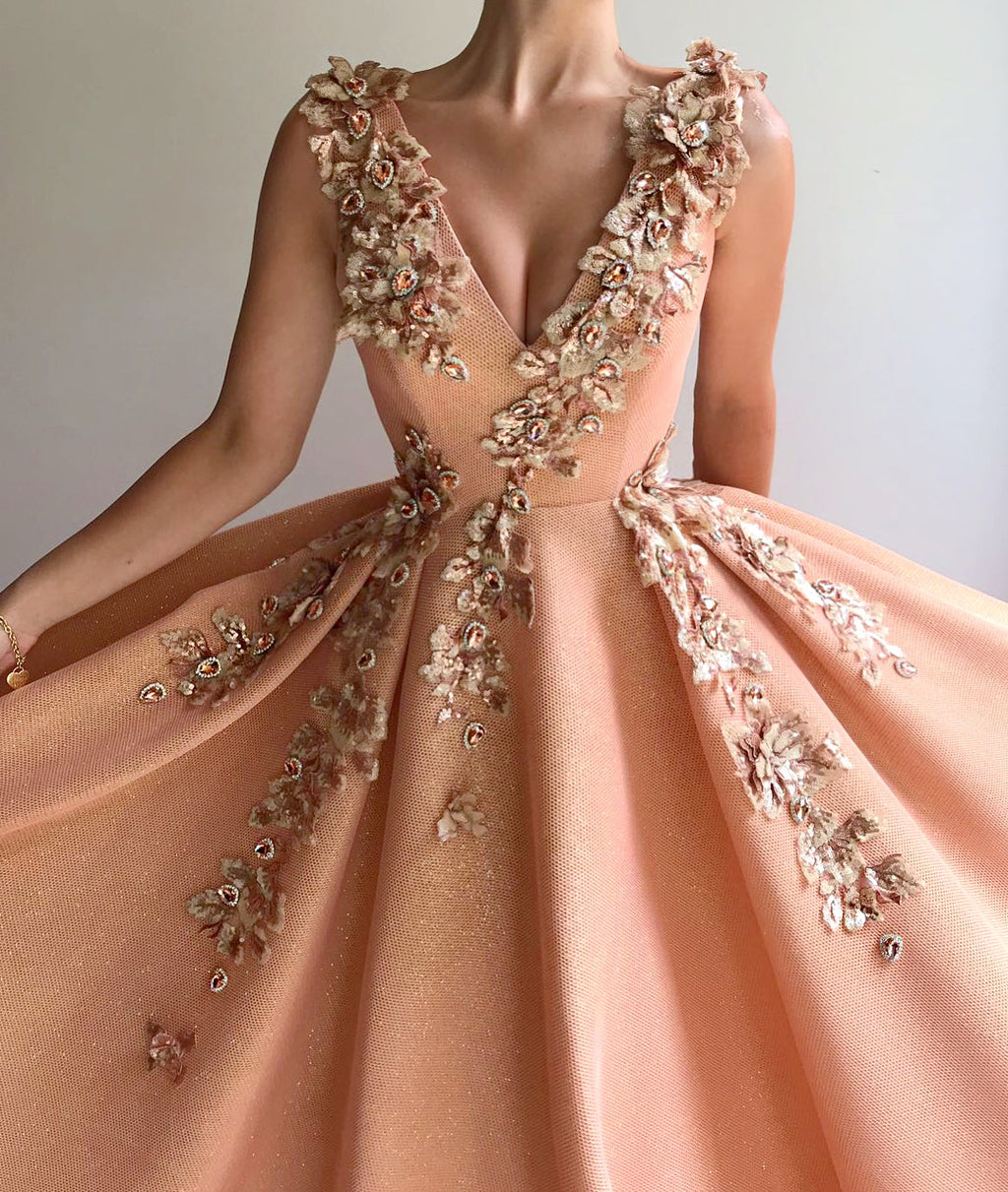 Langes A-Linien-Ballkleid aus Satin mit V-Ausschnitt und Applikationen