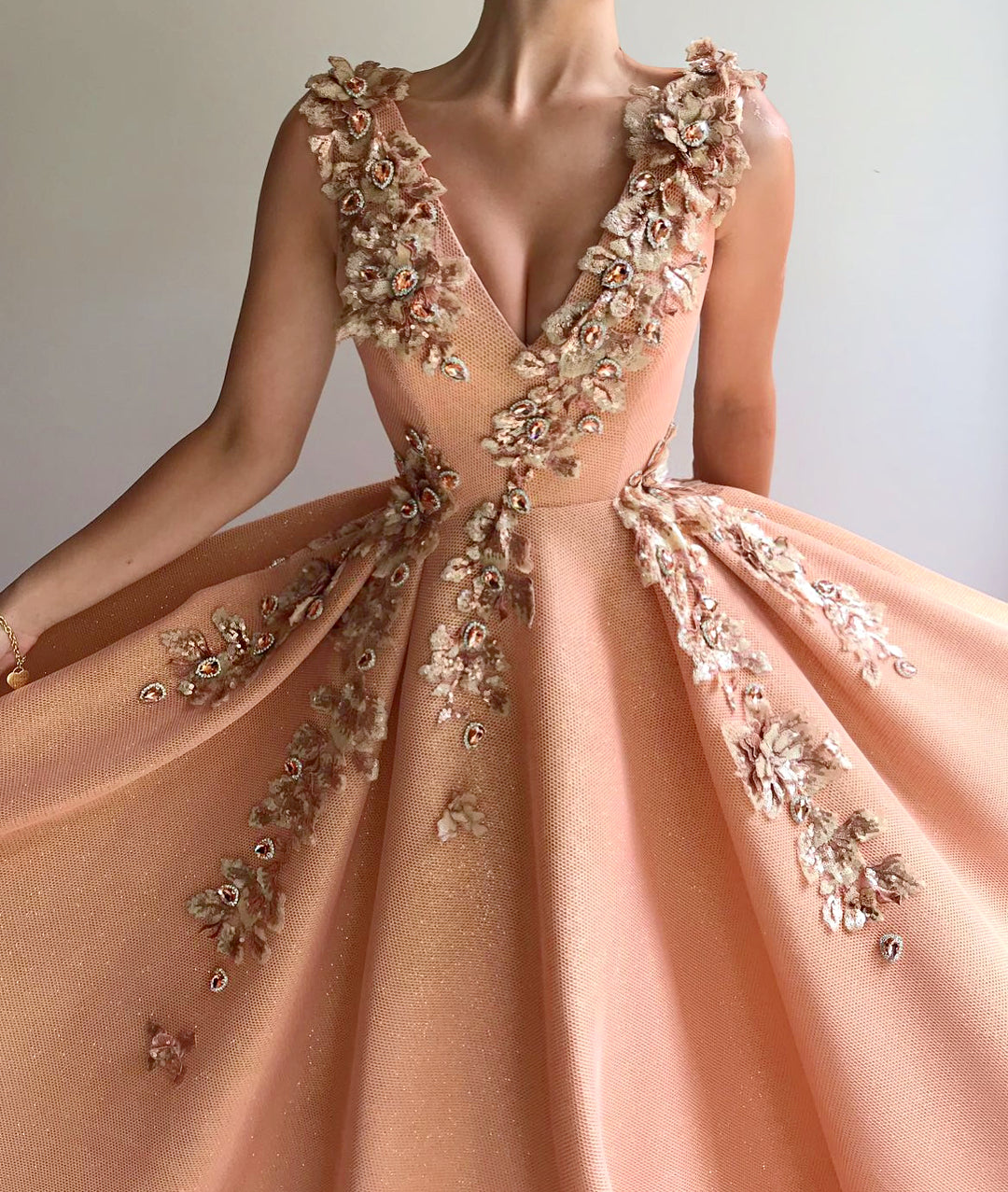 Langes A-Linien-Ballkleid aus Satin mit V-Ausschnitt und Applikationen