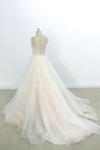 Vestido de novia largo de tul con encaje y apliques de escote en V y corte A