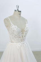 Vestido de novia largo de tul con encaje y apliques de escote en V y corte A