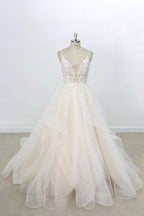 Vestido de novia largo de tul con encaje y apliques de escote en V y corte A