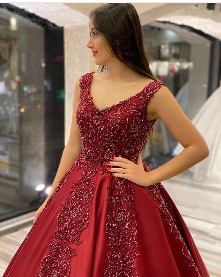 Vestido de fiesta largo de satén con escote en V, espalda descubierta, apliques y volantes de cuentas