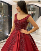 Vestido de fiesta largo de satén con escote en V, espalda descubierta, apliques y volantes de cuentas