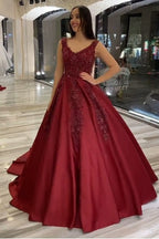 Vestido de fiesta largo de satén con escote en V, espalda descubierta, apliques y volantes de cuentas
