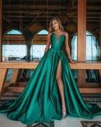 Langes, smaragdgrünes Ballkleid in A-Linie mit V-Ausschnitt und Schlitz