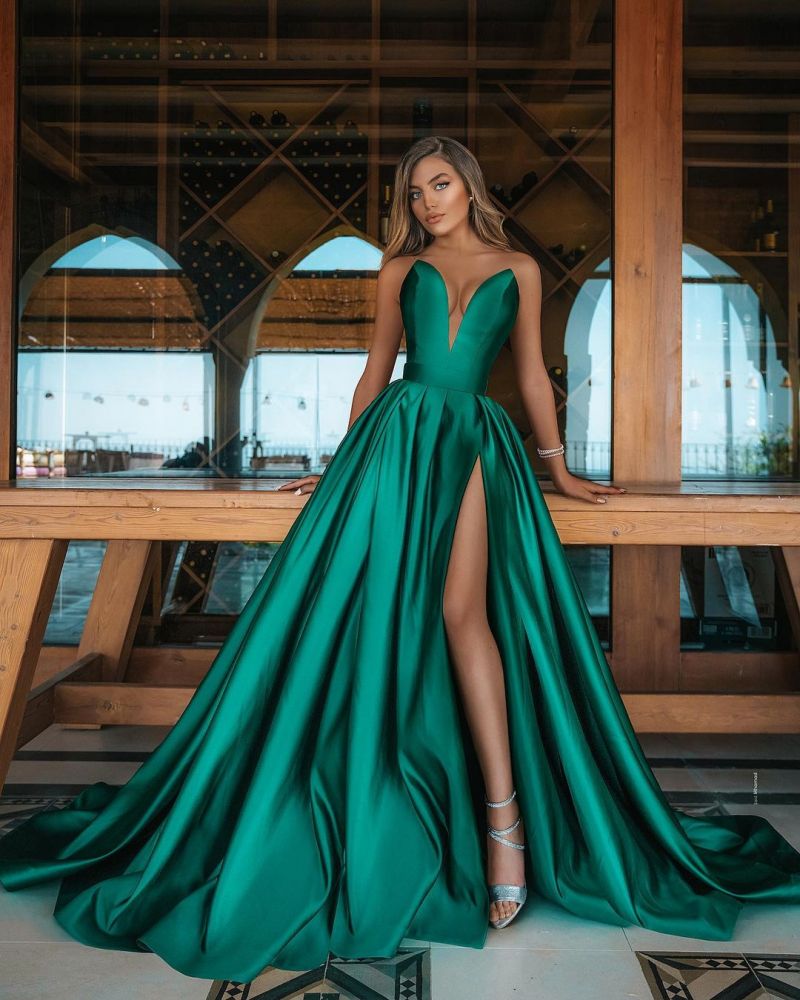 Langes, smaragdgrünes Ballkleid in A-Linie mit V-Ausschnitt und Schlitz