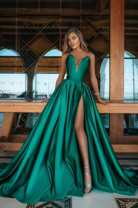 Langes, smaragdgrünes Ballkleid in A-Linie mit V-Ausschnitt und Schlitz