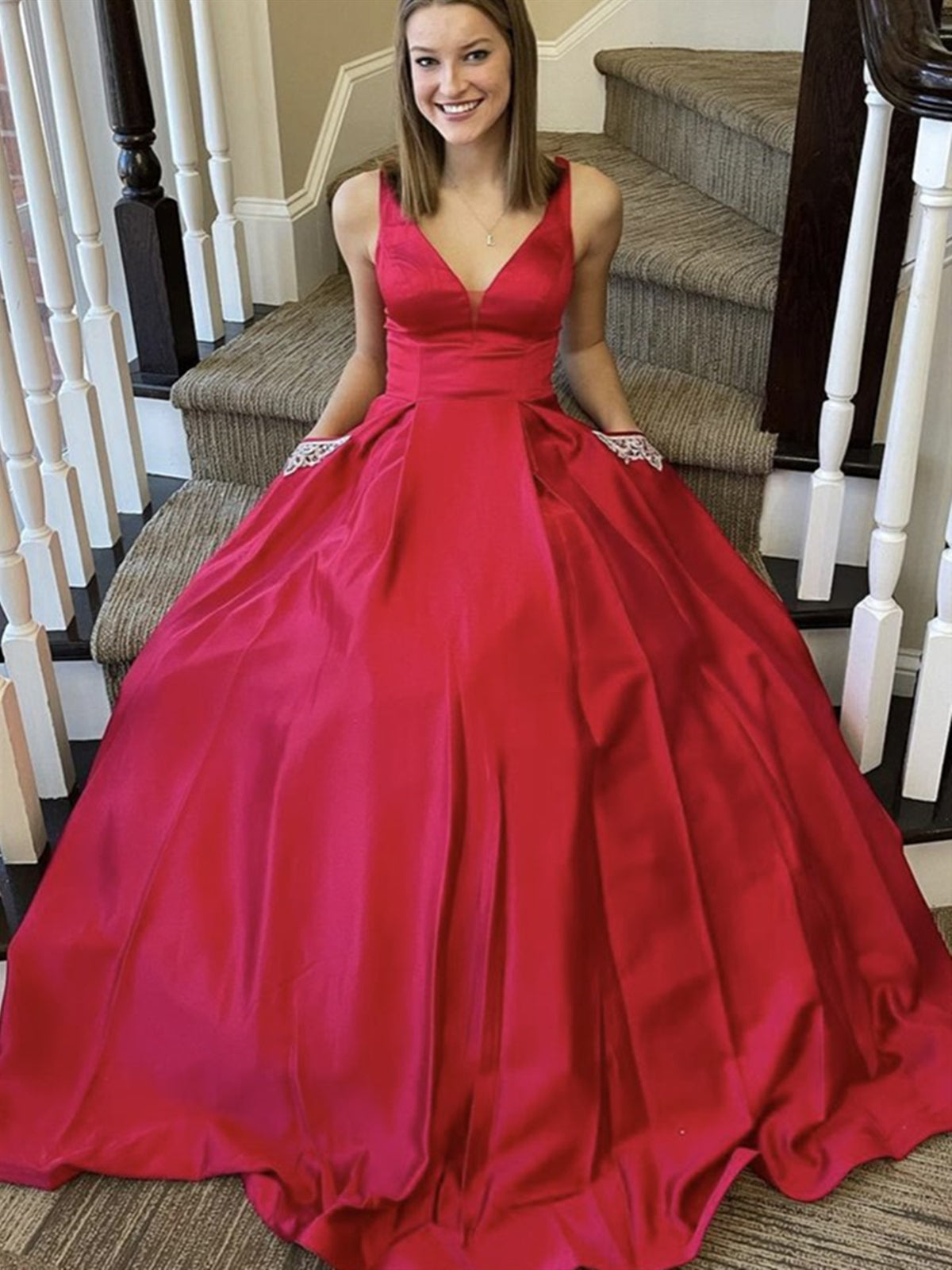 Langes A-Linien-Abendkleid aus Satin mit V-Ausschnitt und Taschen