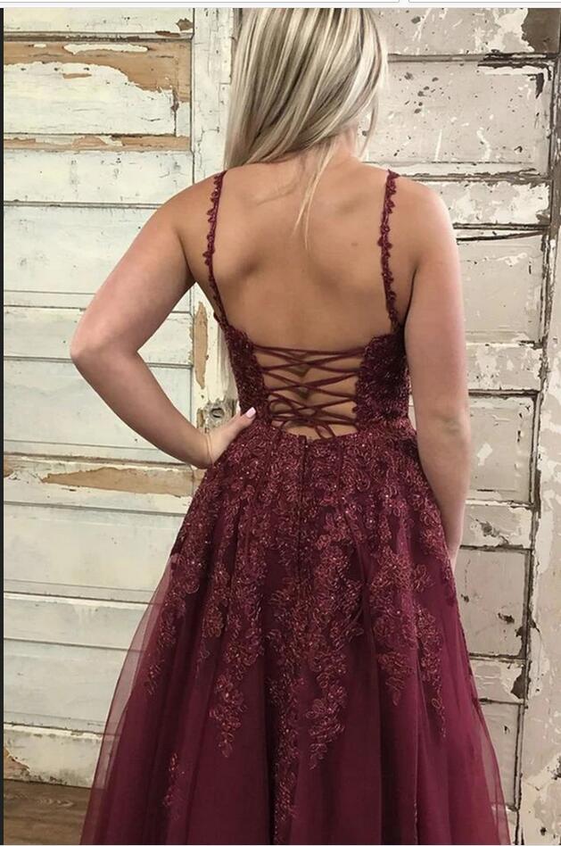 Langes A-Linien-Ballkleid mit V-Ausschnitt, Spaghettiträgern, rückenfreiem Spitzen-Tüll-Applikationen