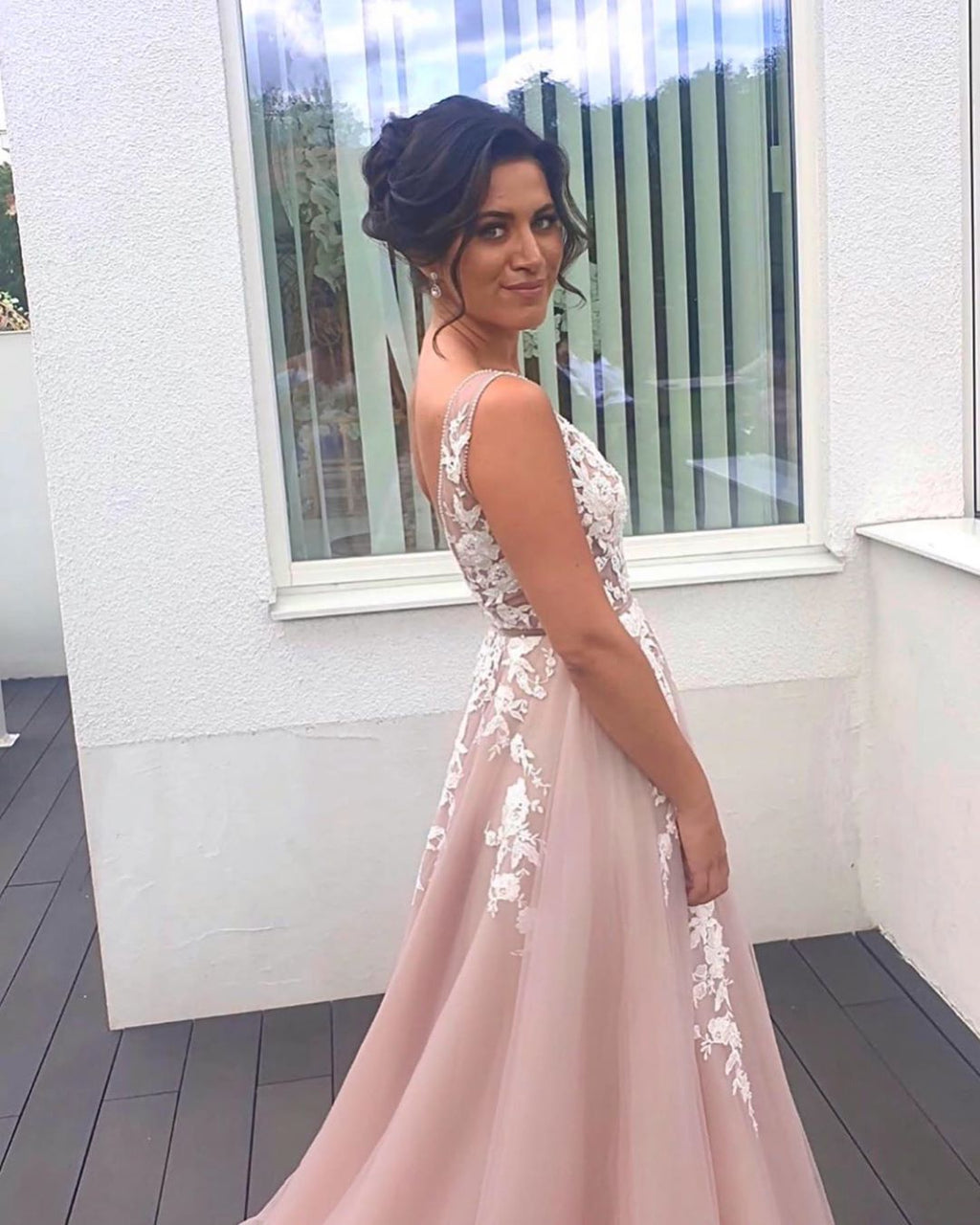 Vestido de fiesta largo de tul con escote en V, tirantes finos, espalda descubierta y apliques de encaje
