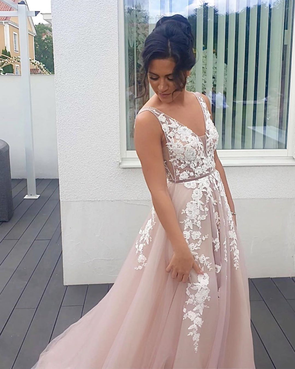 Vestido de fiesta largo de tul con escote en V, tirantes finos, espalda descubierta y apliques de encaje