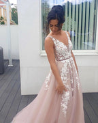 Vestido de fiesta largo de tul con escote en V, tirantes finos, espalda descubierta y apliques de encaje