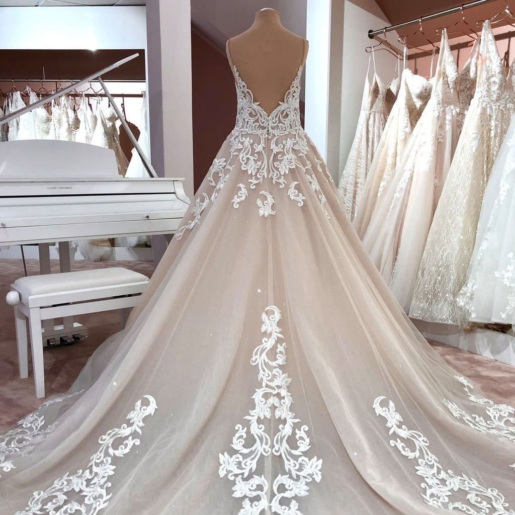 Vestido de novia largo de tul con escote en V, tirantes finos, espalda descubierta y apliques de encaje