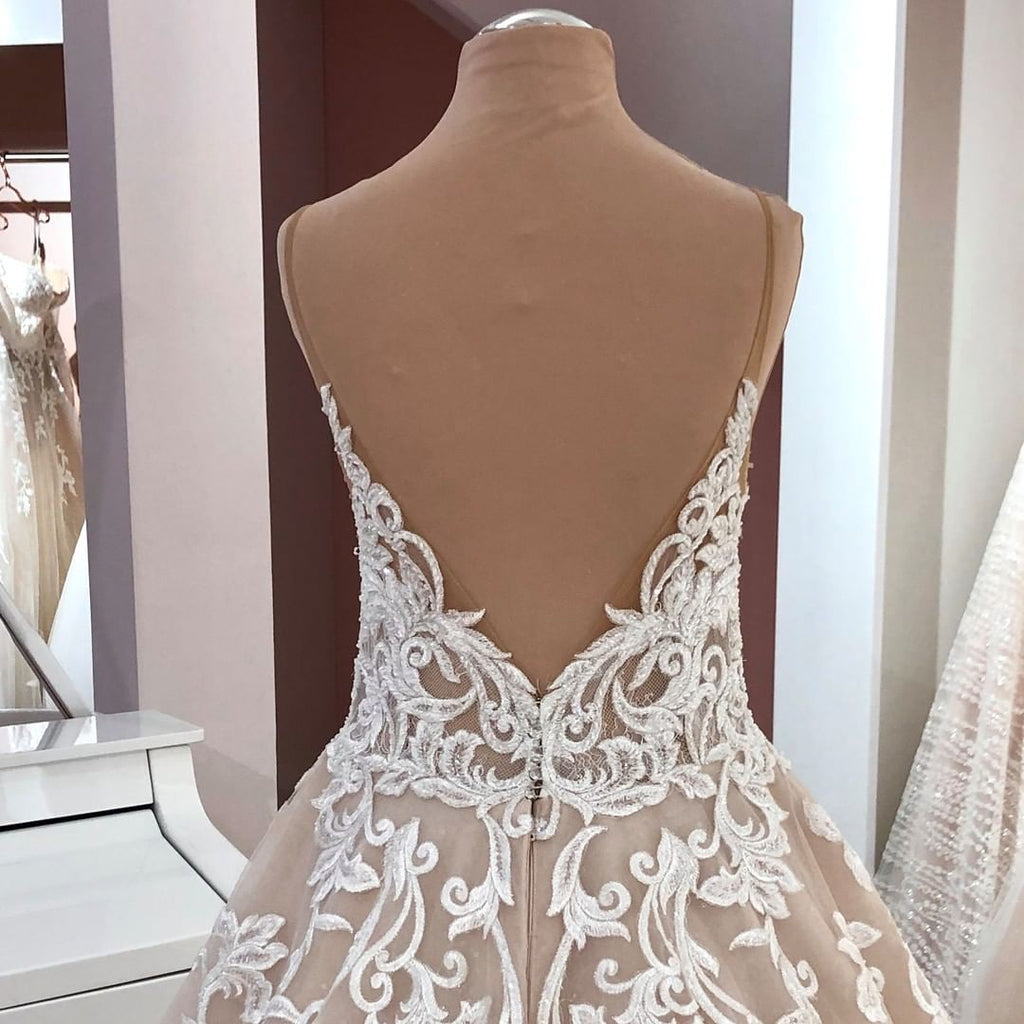 Vestido de novia largo de tul con escote en V, tirantes finos, espalda descubierta y apliques de encaje