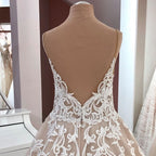 Vestido de novia largo de tul con escote en V, tirantes finos, espalda descubierta y apliques de encaje