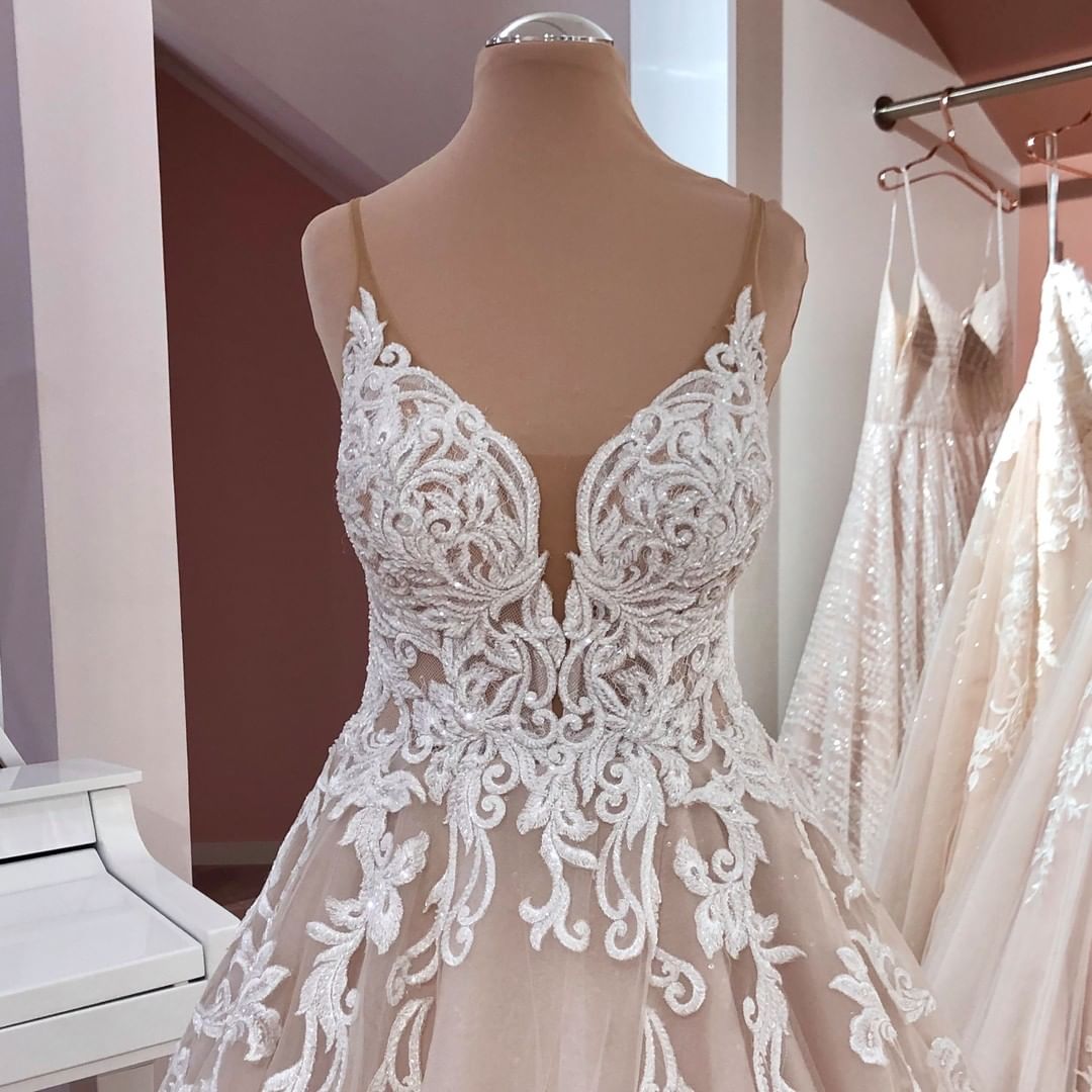 Vestido de novia largo de tul con escote en V, tirantes finos, espalda descubierta y apliques de encaje