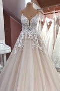 Vestido de novia largo de tul con escote en V, tirantes finos, espalda descubierta y apliques de encaje
