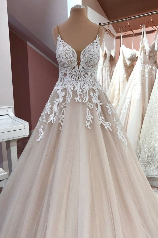 Vestido de novia largo de tul con escote en V, tirantes finos, espalda descubierta y apliques de encaje
