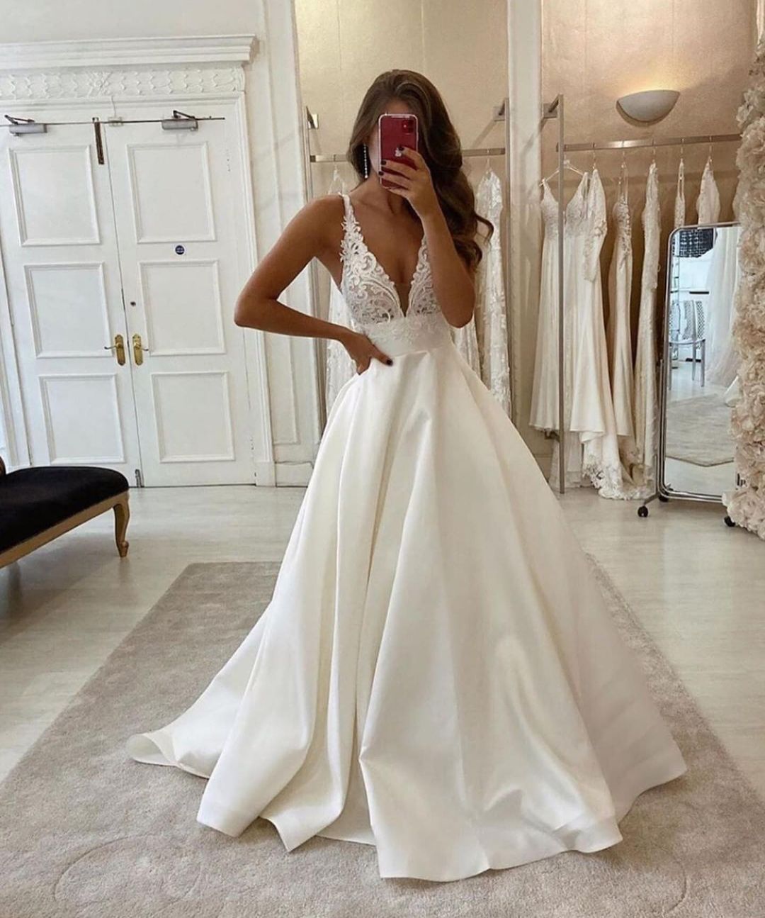 Vestido de novia largo de corte A con escote en V, tirantes finos, espalda descubierta y bolsillos