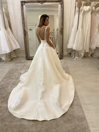 Vestido de novia largo de corte A con escote en V, tirantes finos, espalda descubierta y bolsillos