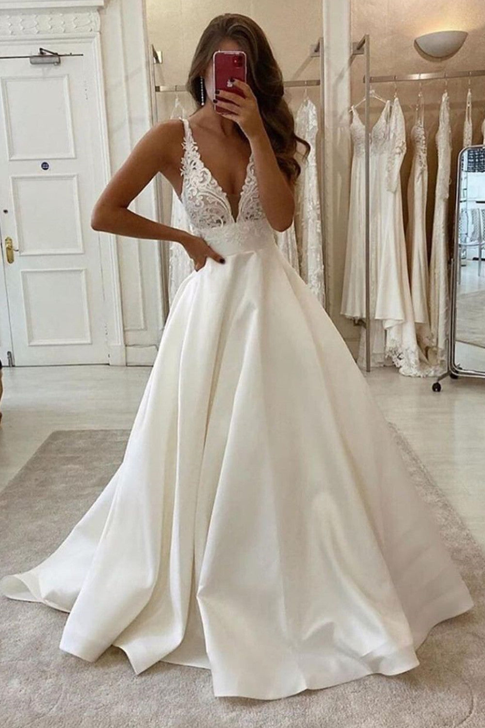 Vestido de novia largo de corte A con escote en V, tirantes finos, espalda descubierta y bolsillos