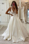 Vestido de novia largo de corte A con escote en V, tirantes finos, espalda descubierta y bolsillos