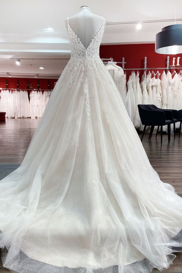 Vestido de novia largo de corte A con escote en V, tirantes finos, tul, encaje y espalda descubierta