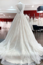 Vestido de novia largo de corte A con escote en V, tirantes finos, tul, encaje y espalda descubierta