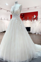 Vestido de novia largo de corte A con escote en V, tirantes finos, tul, encaje y espalda descubierta