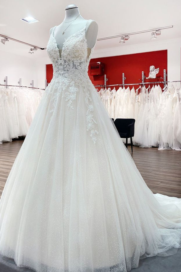 Vestido de novia largo de corte A con escote en V, tirantes finos, tul, encaje y espalda descubierta