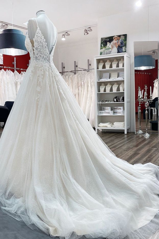 Vestido de novia largo de corte A con escote en V, tirantes finos, tul, encaje y espalda descubierta