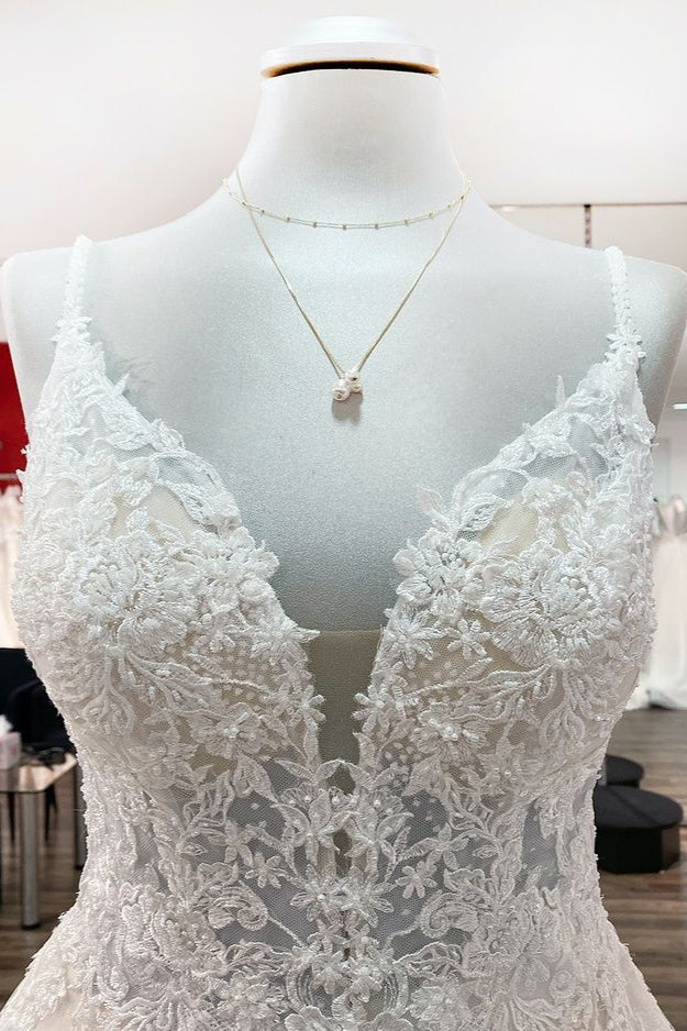 Vestido de novia largo de corte A con escote en V, tirantes finos, tul, encaje y espalda descubierta