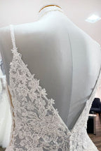 Vestido de novia largo de corte A con escote en V, tirantes finos, tul, encaje y espalda descubierta