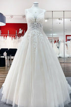 Vestido de novia largo de corte A con escote en V, tirantes finos, tul, encaje y espalda descubierta