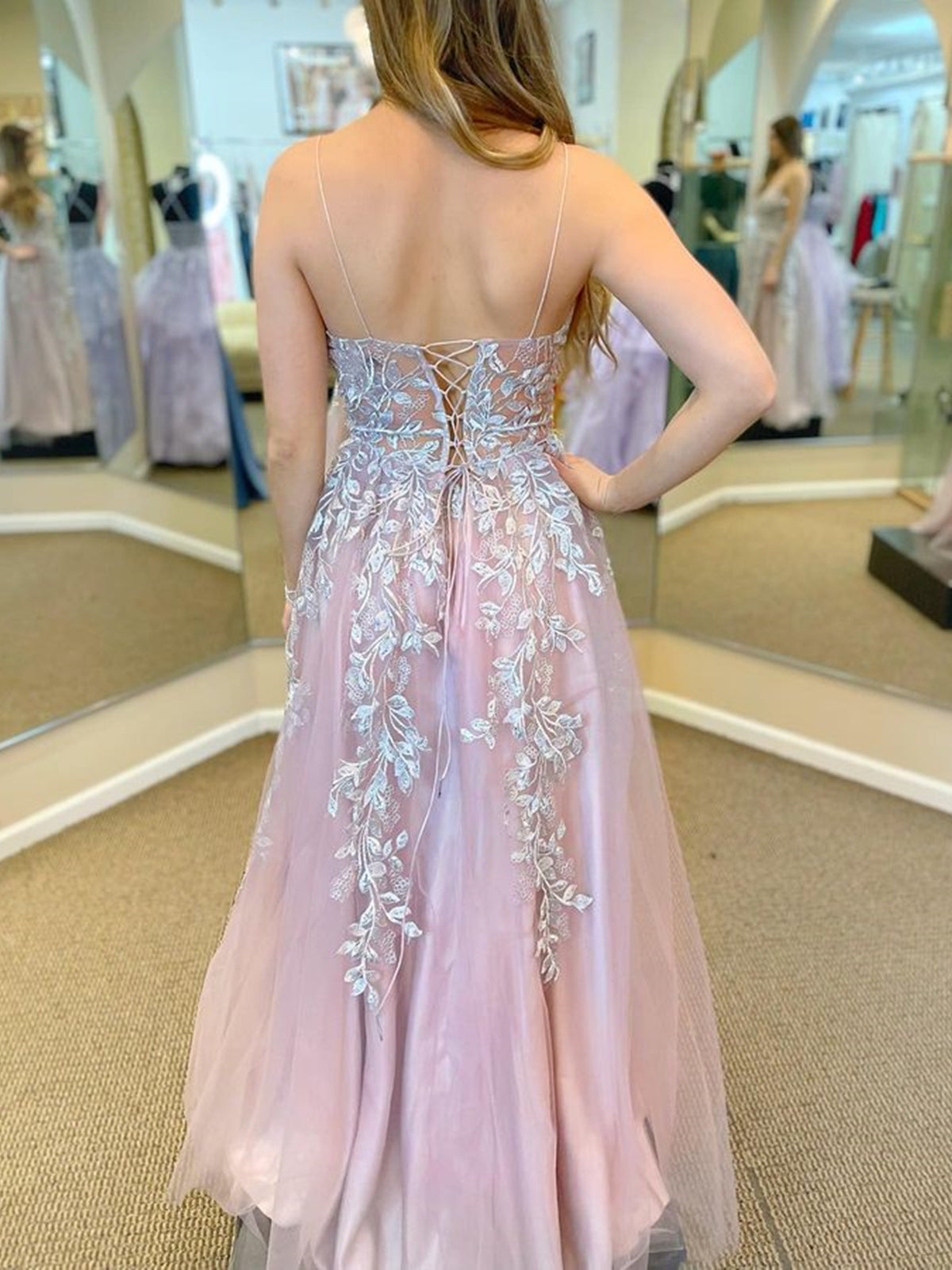 Langes, formelles Ballkleid in A-Linie mit V-Ausschnitt, Tüll, Schlitz vorne und Spitzenapplikationen