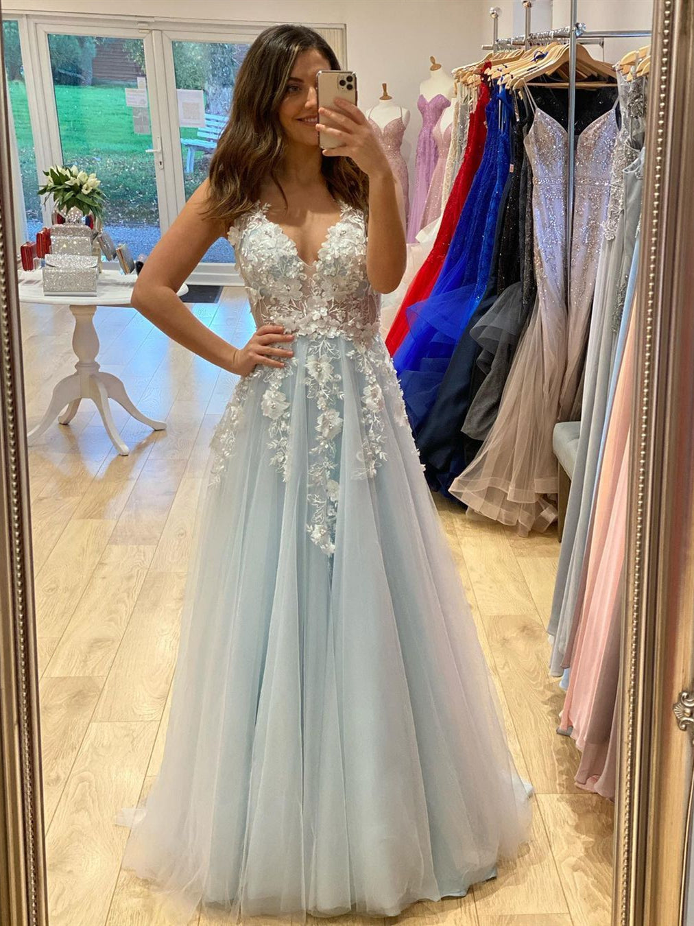 Langes A-Linien-Abschlussballkleid mit V-Ausschnitt und Tüllspitze und 3D-Blumen