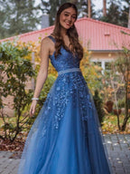 Langes A-Linien-Ballkleid mit V-Ausschnitt, Tüll und Spitzenapplikationen und Gürtel