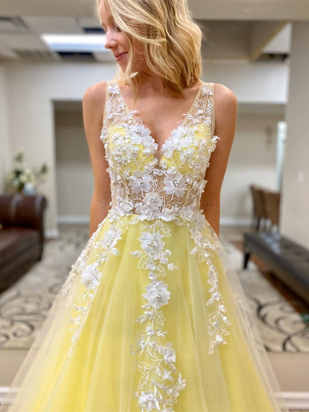 Langes A-Linien-Abschlussballkleid mit V-Ausschnitt und Tüll-Spitzenapplikationen