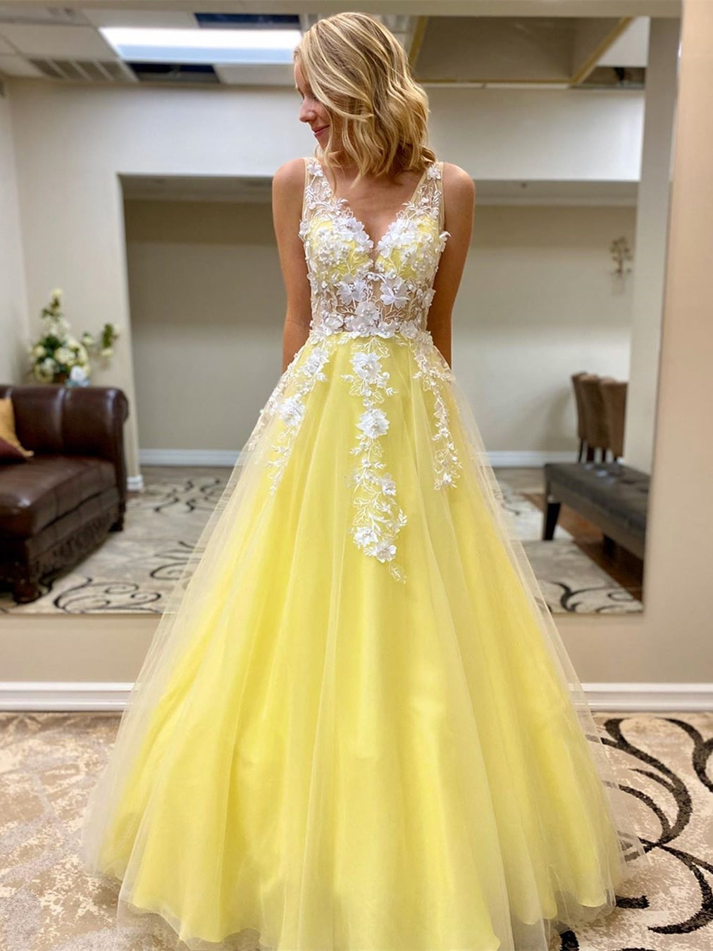 Langes A-Linien-Abschlussballkleid mit V-Ausschnitt und Tüll-Spitzenapplikationen